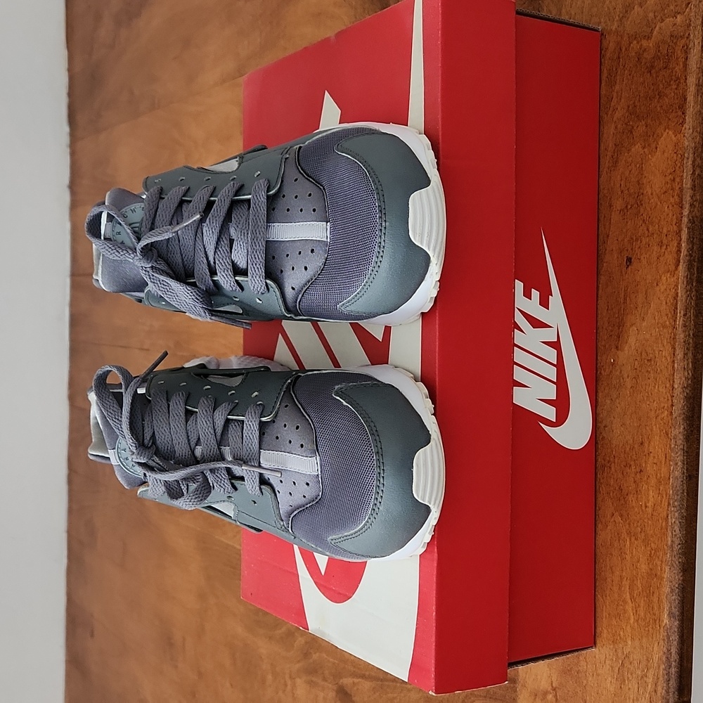Nike sneakers Unisex 7Y but can fit women 7.5 to 8
